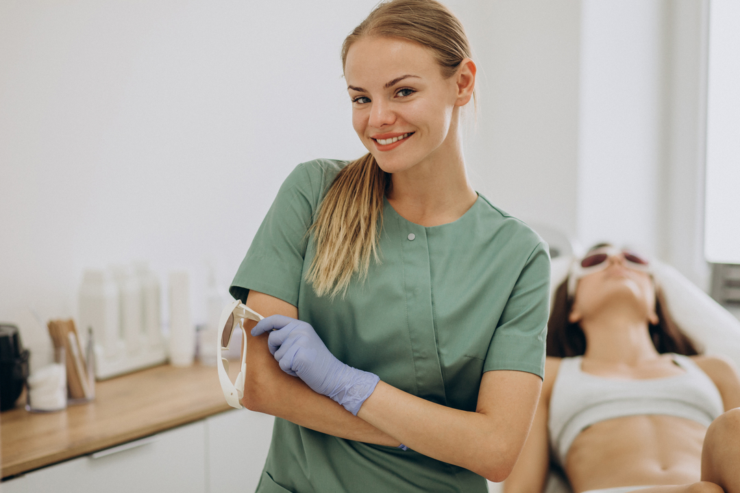 mulher posando em pós-graduação em estética avançada