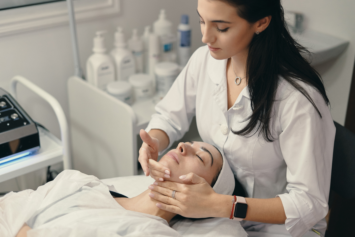 estetica-humanizada Profissional de estética realiza procedimento de estética humanizada